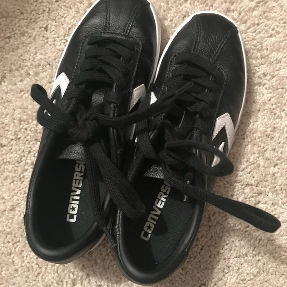 Converse black tennis with white star - like new - Picture 3 of 4